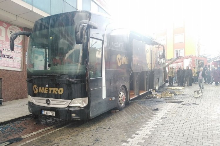 Park halindeki otob&uuml;ste yangın: Şof&ouml;r yanmaktan son anda kurtuldu