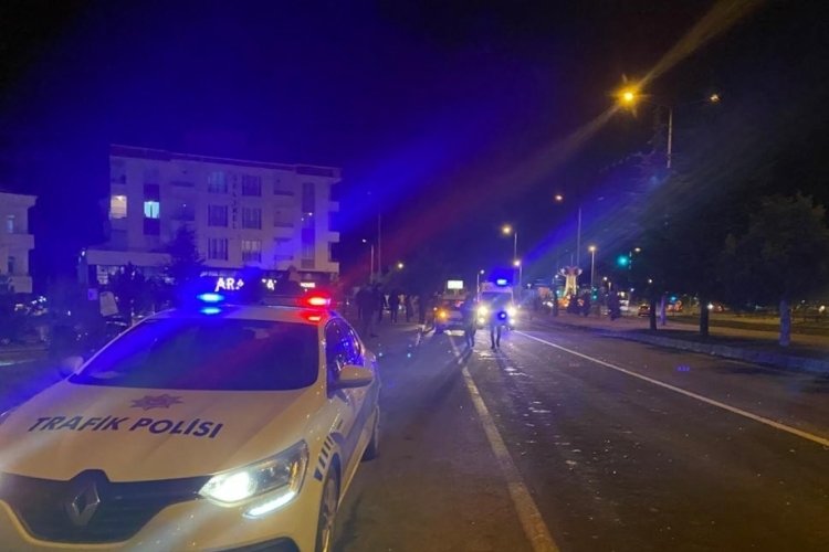 Kız arkadaşı barışma teklifini reddedince kendini yoldan ge&ccedil;en aracın &ouml;n&uuml;ne attı