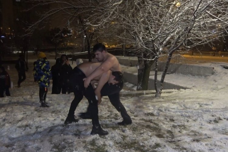 Soğuk havaya rağmen &ccedil;ıplak g&uuml;reştiler