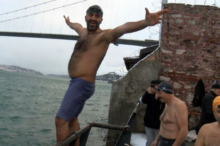 İstanbul &Uuml;sk&uuml;dar'da soğuk havaya aldırmadan denize girdiler