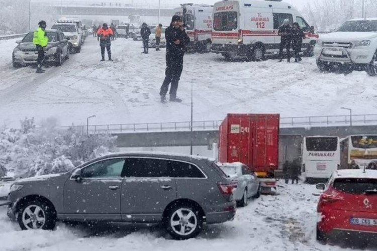 D&uuml;zce'de zincirleme kaza! 30 ara&ccedil; birbirine girdi!
