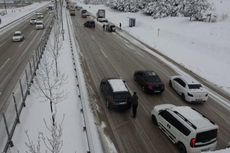 Otob&uuml;s ve kamyonlar Bursa-İzmir karayolunu trafiğe kapattı