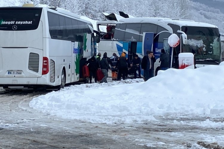 Bursa'da yolcu otob&uuml;s&uuml; TIR'a &ccedil;arptı: 2 yaralı