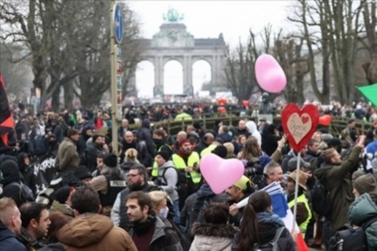 50 bin kişi Kovid-19 tedbirlerini protesto etti