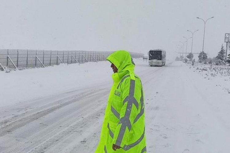 İstanbul-Ankara yolu ara&ccedil; trafiğine kapatıldı
