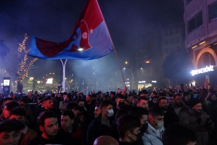 Trabzonsporlu taraftarlar sokağa d&ouml;k&uuml;ld&uuml;