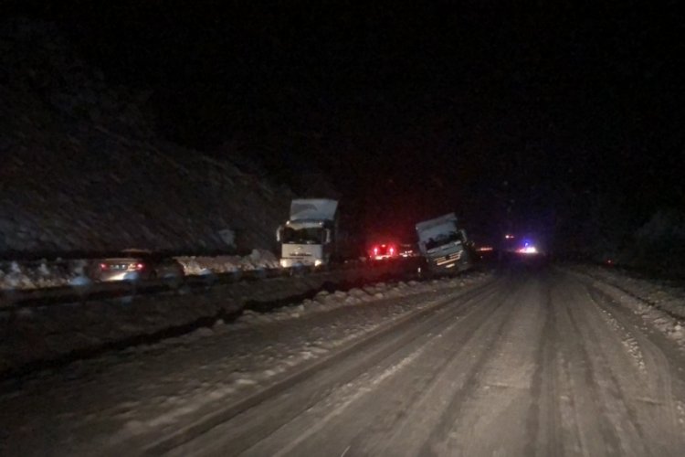 Tokat'ta yol ulaşıma kapatıldı, bir &ccedil;ok ara&ccedil; kara saplandı