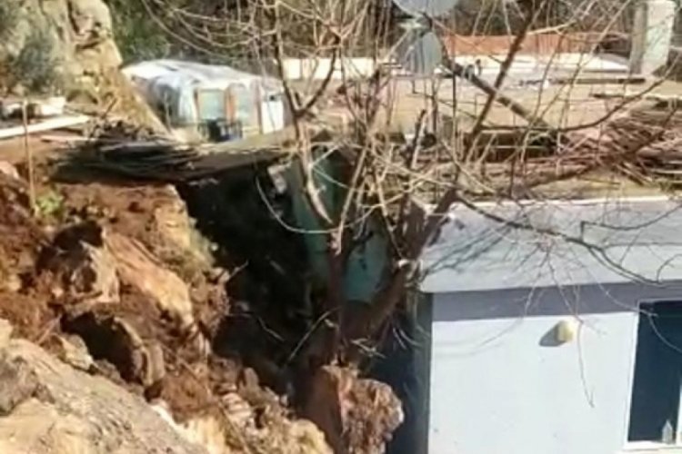 Kaya par&ccedil;ası evlerine d&uuml;şt&uuml;, 4 kişilik aile &ouml;l&uuml;mden d&ouml;nd&uuml;
