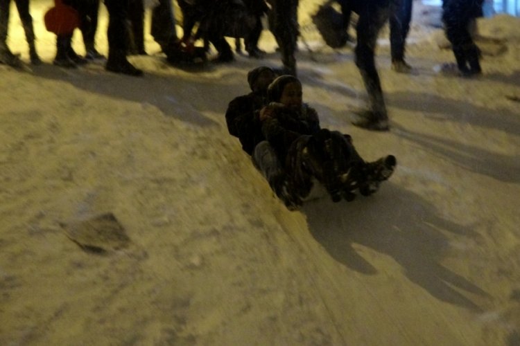 Yozgat'ta tepsiyle kayak, &ccedil;ılgınca eğlence
