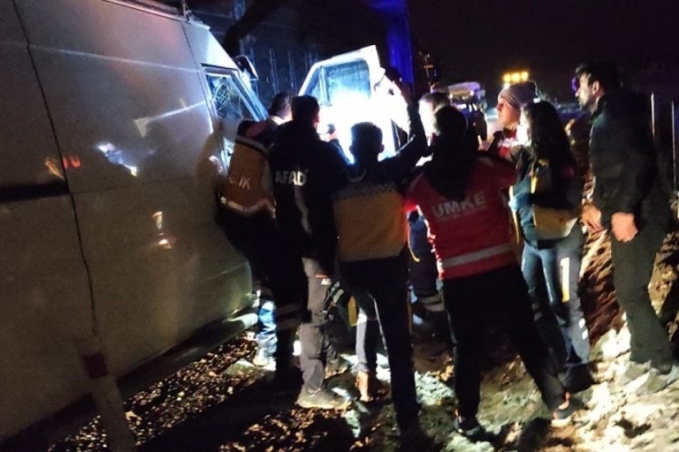 Siirt'te minib&uuml;s tıra &ccedil;arptı: 2 yaralı