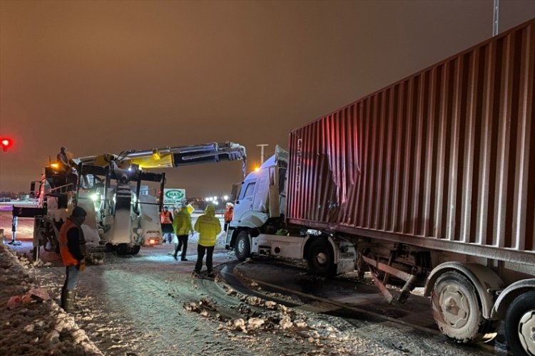 İki yolcu otob&uuml;s&uuml; ile tır &ccedil;arpıştı, 8 kişi yaralandı