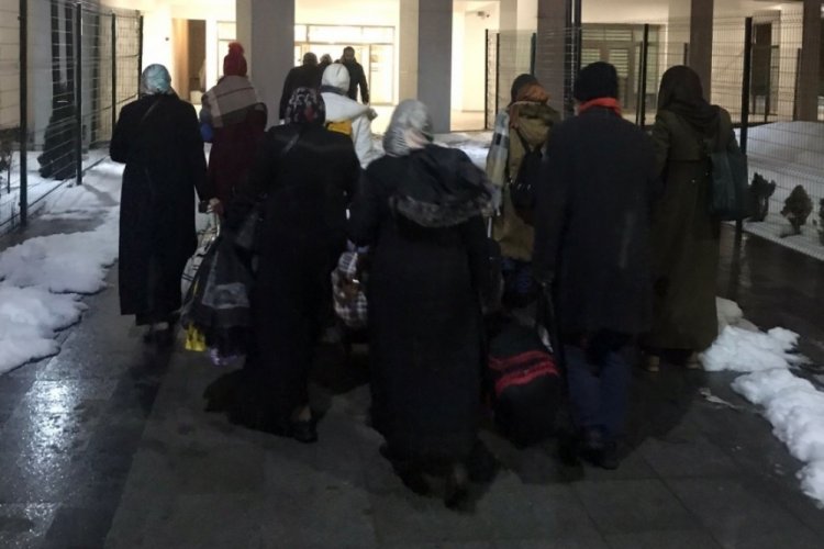 Yollar kapandı, yolcular &ouml;ğrenci yurduna yerleştirildi