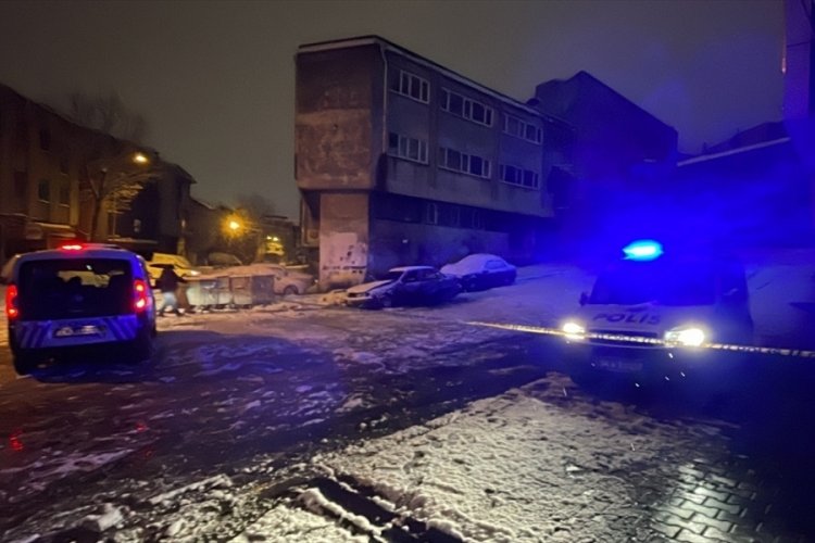 İstanbul'da park halindeki otomobilde yangın: 1 &ouml;l&uuml;!