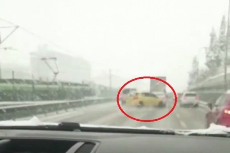 Bursa'da yollar buz pistine d&ouml;nd&uuml;, tedbirsiz s&uuml;r&uuml;c&uuml;ler kaza yaptı