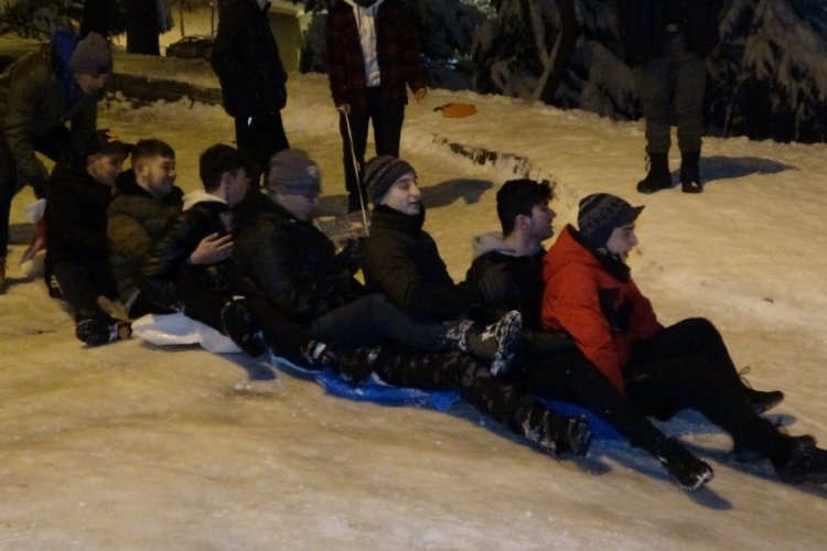 Sokaklar Bursa'da kayak pistine d&ouml;nd&uuml;