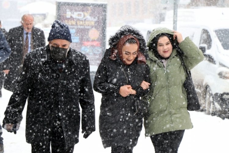 Van'da y&uuml;zlerce yerleşim yerinin yolu ulaşıma kapandı