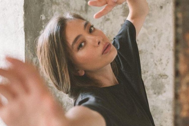 Neslihan Atag&uuml;l, soğuk havaya aldırış etmeden...