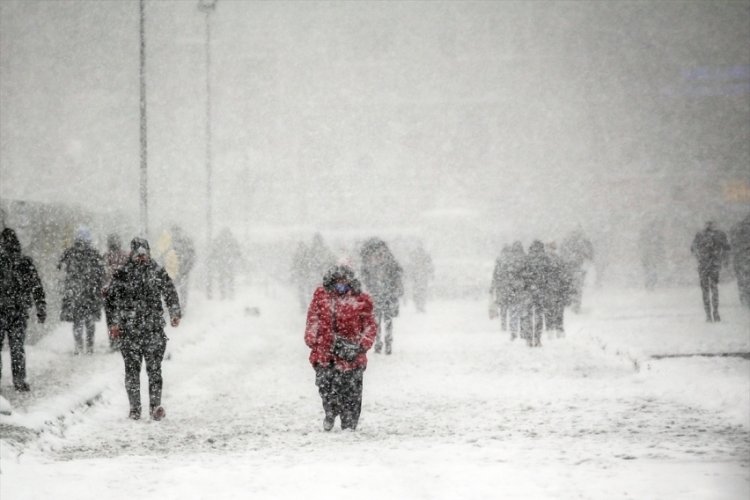 İstanbul'da kar yağışı hayatı fel&ccedil; etti!