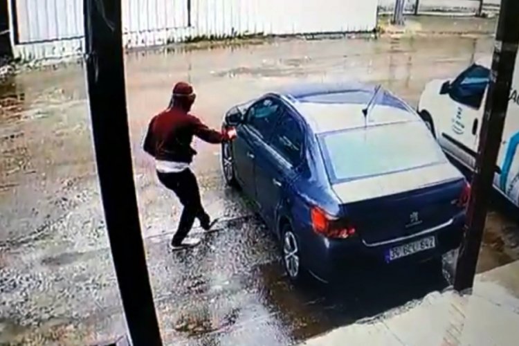 Adana'da otomobilden 82 bin TL &ccedil;alan kardeşler yakalandı