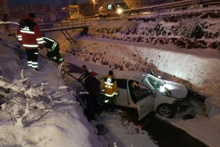 Buzlanan yolda kayan ara&ccedil; dereye u&ccedil;tu