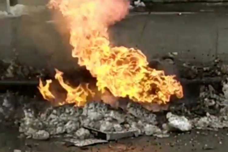 İstanbul Sultangazi'de yeraltı kabloları alev alev yandı
