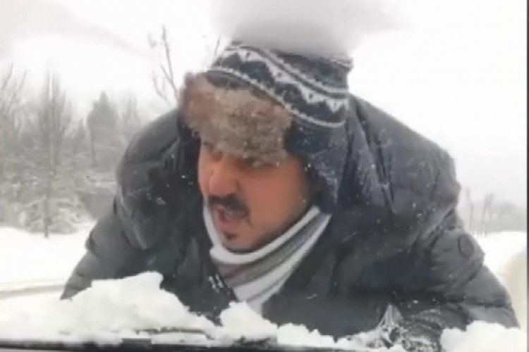 İstanbul'da buzlanan yolda ilerlemekte zorlanan ara&ccedil;ların &uuml;zerine &ccedil;ıktılar