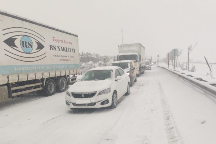 Yalova-Bursa yolunda trafik akışına kar engeli
