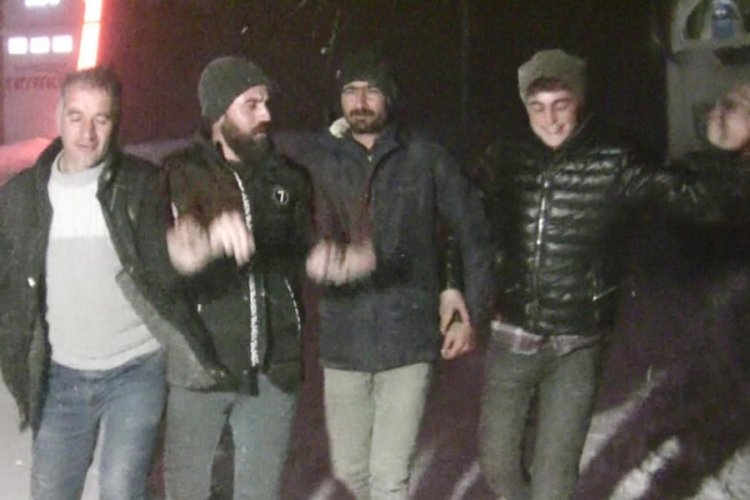 Yolda kalan TIR şof&ouml;rleri ısınmak i&ccedil;in halay &ccedil;ekti