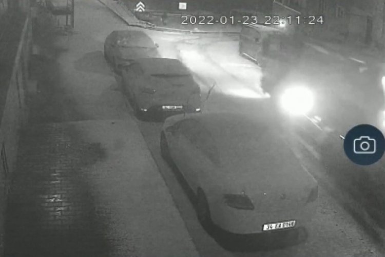 İstanbul Kağıthane'de kayan &ccedil;&ouml;p kamyonu 7 otomobile &ccedil;arparak durabildi