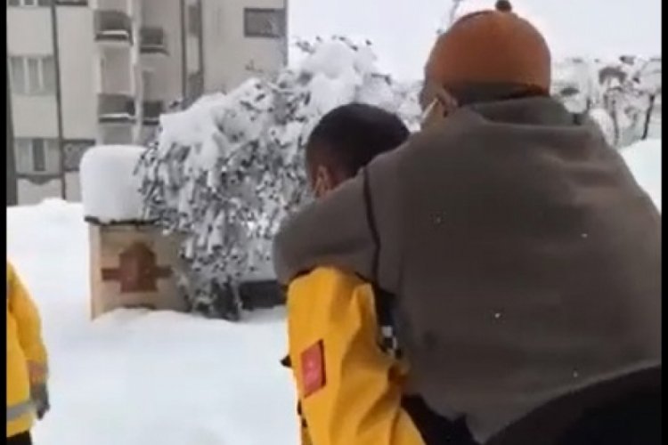 Tokat'ta ambulans şof&ouml;r&uuml;, hastayı sırtında taşıdı