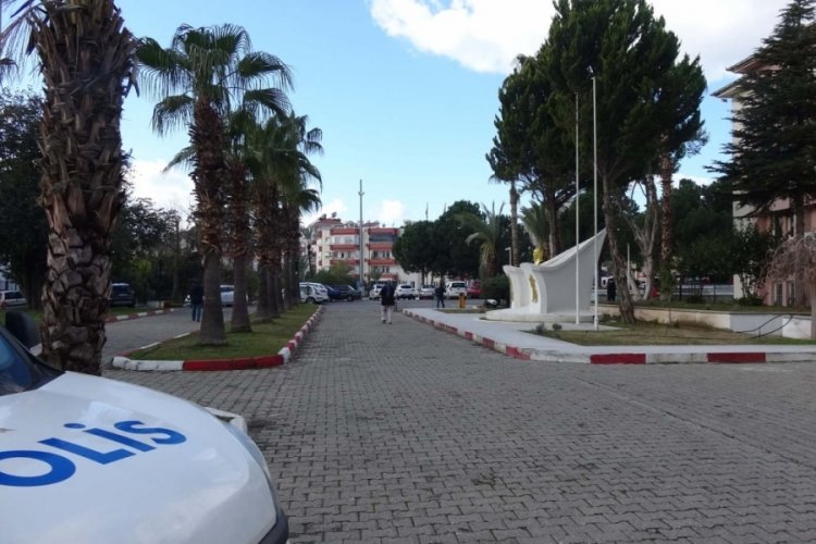 Mersin'de adliyenin bah&ccedil;esinde unutulan &ccedil;anta tedirgin etti