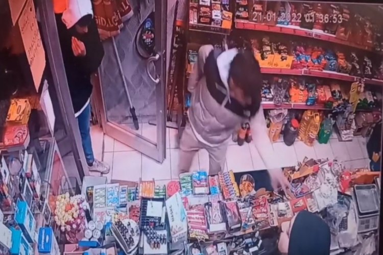 Mersin'de market sahibinin g&ouml;z&uuml; &ouml;n&uuml;nde hırsızlık
