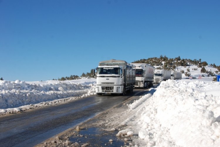 Kapanan yollardan biri ara&ccedil; trafiğine tamamen a&ccedil;ıldı