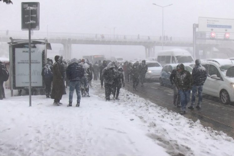 İstanbul B&uuml;y&uuml;k&ccedil;ekmece'de dakikalarca otob&uuml;s beklediler