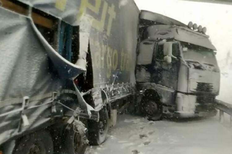 Kuzey Marmara Otoyolu'nda 30 ara&ccedil; birbirine girdi