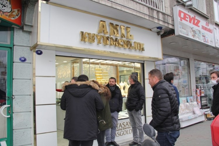 Kuyumcuya silahlı gasp: Altınları alıp kayıplara karıştı