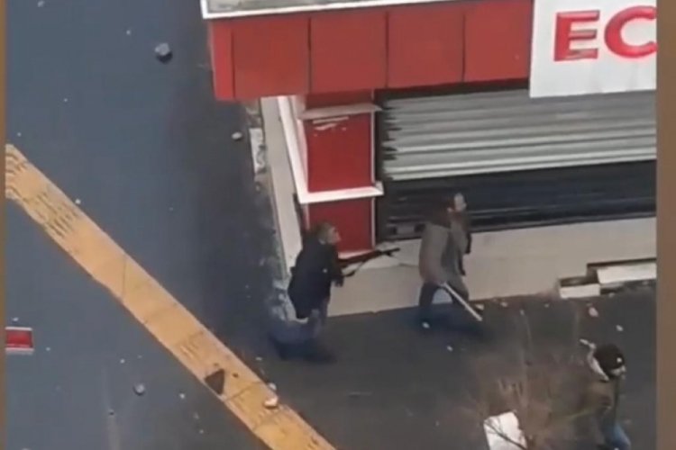 Adliye &ccedil;ıkışı silahlı ve bı&ccedil;aklı kavga: 4 yaralı, 10 g&ouml;zaltı