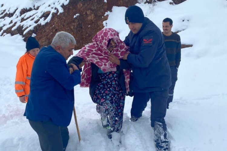 Yol kardan kapandı, hasta kadının imdadına ekipler yetişti