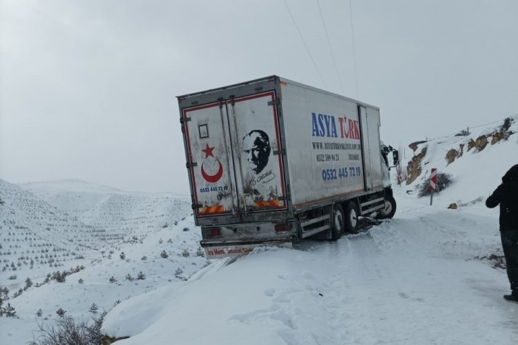 Kardan kayan nakliyat aracı yolu kapattı