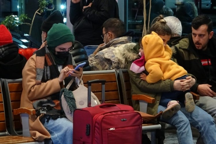 Bursa'da y&uuml;zlerce vatandaş terminalde kaldı