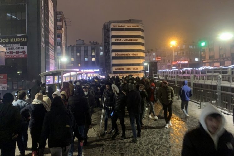 Metrob&uuml;s duraklarındaki yoğunluk havadan g&ouml;r&uuml;nt&uuml;lendi