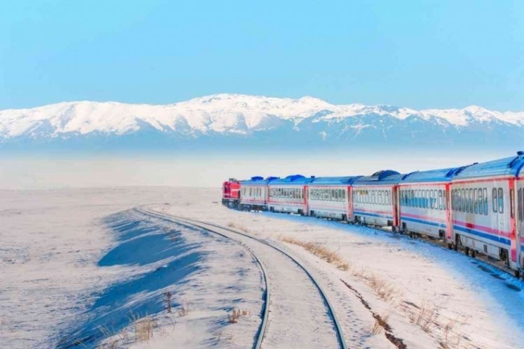 Erzincan'da y&uuml;k treni raydan &ccedil;ıkınca Turistik Doğu Ekspresi bir s&uuml;re bekledi