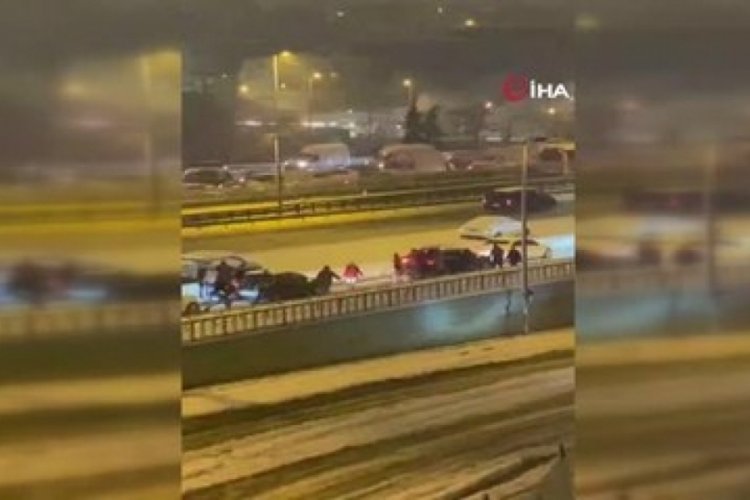 Kar nedeniyle yolda kaldılar, kavgaya tutuştular!