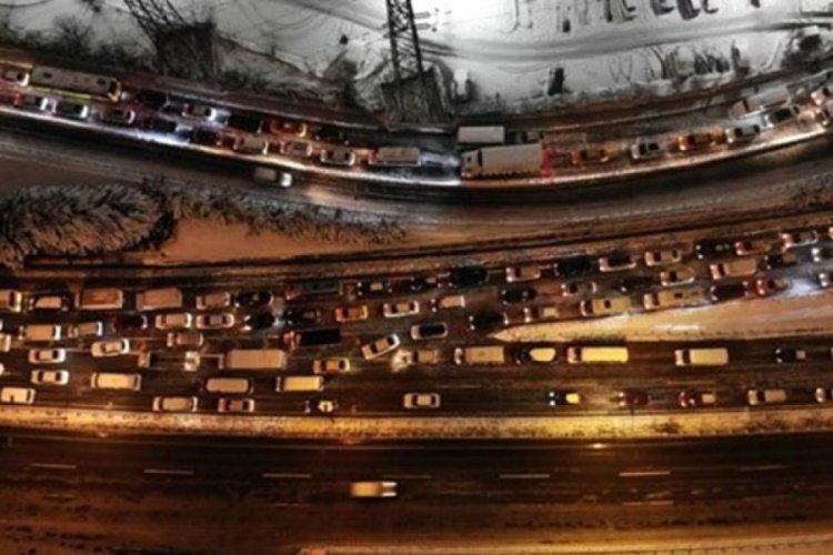 Faciaya davet! Trafikten ka&ccedil;mak isteyen ara&ccedil;lar E-5'te ters y&ouml;nde ilerledi
