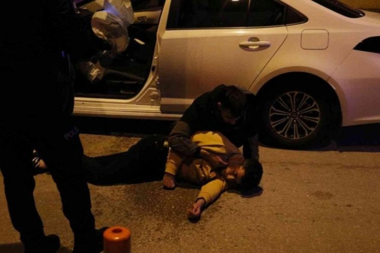 Adana'da trafikte korku dolu anlar! Polis aracına &ccedil;arparak durdu