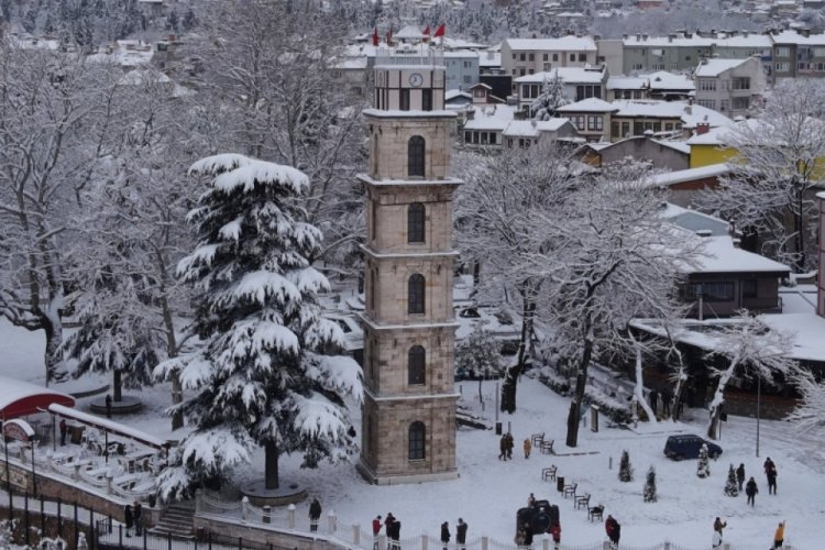 Bursa'da karlar altındaki saat kulesi havadan g&ouml;r&uuml;nt&uuml;lendi