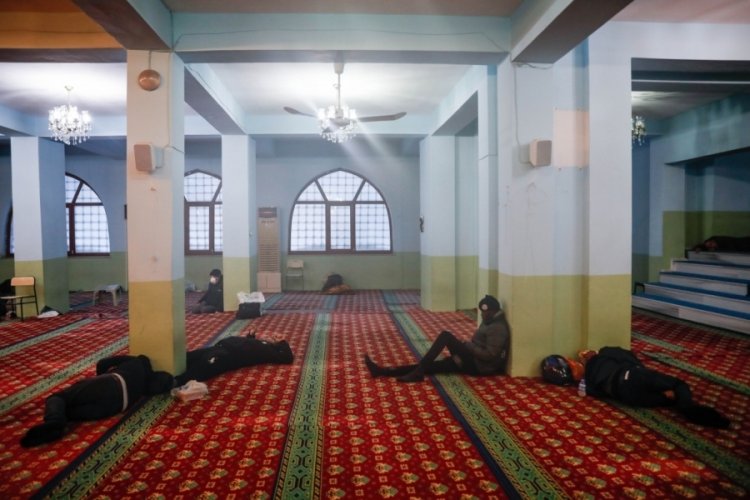 İstanbul Arnavutk&ouml;y'de otel fırsat&ccedil;ılığı iddiası... Geceyi camilerde ge&ccedil;irdiler