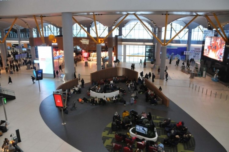 İstanbul Havalimanı'nda kar temizleme &ccedil;alışmalarına devam