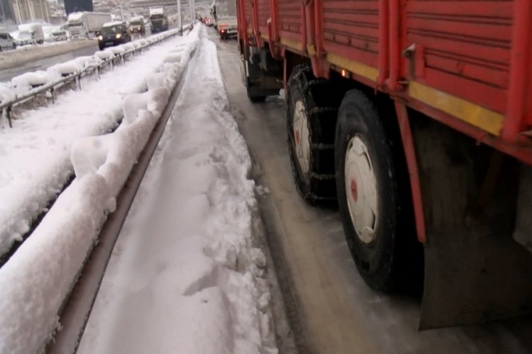 İstanbul Bağcılar TEM İSTO&Ccedil; mevkiinde kar esareti&nbsp;