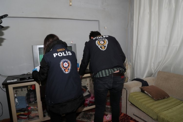 Mersin'de sosyal medyadan dolandırıcılık yapanlara operasyon; 11 g&ouml;zaltı